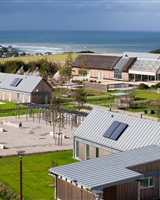 Vue sur la mer, sur la place et la Maison commune&copy; Luc Boegly 