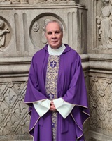 Bernard Chabin prêtre dans Notre Dame la part du feu (myself)