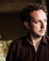 Regard extérieur<br />© Niko Verny