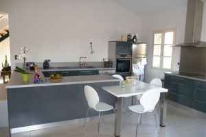 Vue d'ensemble de la cuisine en U en Bourgogne