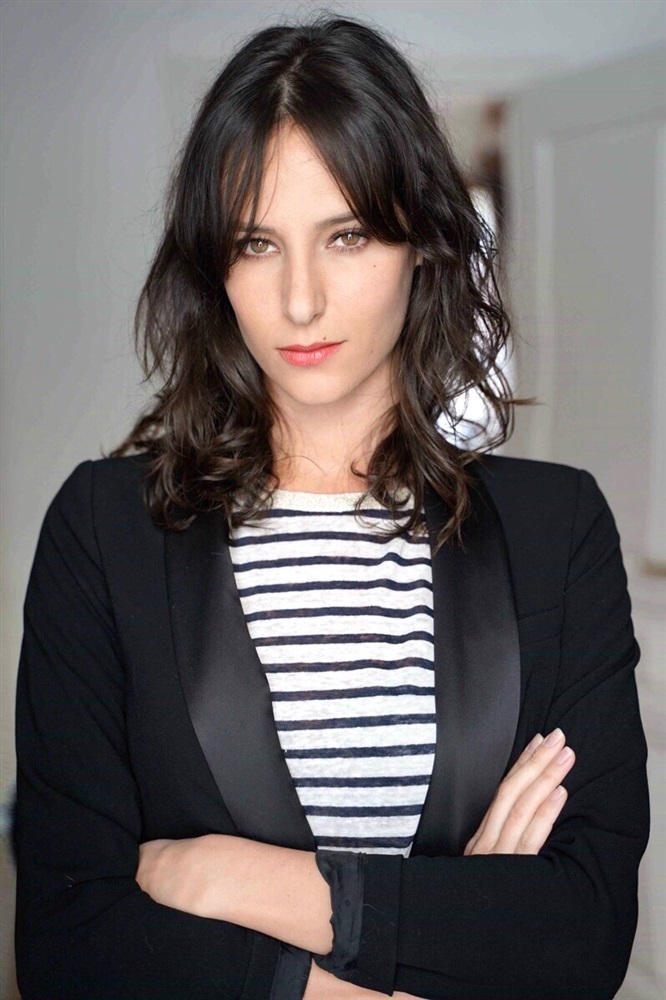 Adèle Galloy Bazar De La Charité Adèle Galloy- Fiche Artiste - Artiste interprète - AgencesArtistiques