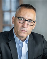 Portrait avec lunettes<br />Luka Kellou