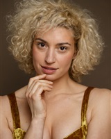 Portrait blond 2026 (Kriss Logan)