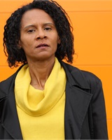 Pull jaune et veste noire<br />Claudine Joly