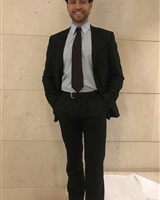 Adrian Lestrat en pied costume cravate<br />
