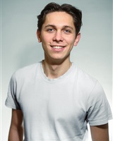 Mid shot souriant<br />&copy; Tomi Edwards