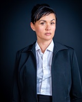 Perrine Lazaroo portrait tailleur sérieuse<br />