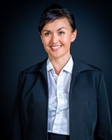 Perrine Lazaroo portrait tailleur souriante<br />
