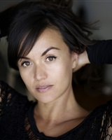 Perrine Lazaroo portrait cheveux relevés<br />